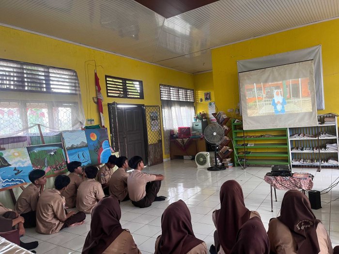 Siswa MAN 1 Bungo Latih Literasi Lewat Nonton Film dan Resensi