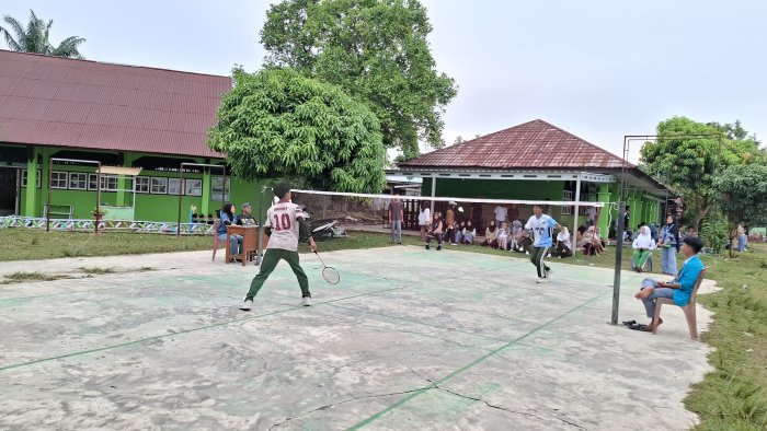 Pertandingan Badminton Putra 11 IPS 3 vs 11 IPA 1 di Porseni MAN 1 Bungo