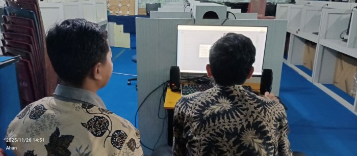 Panitia ASAS MAN 1 Bungo Teliti Soal Ujian Ganjil