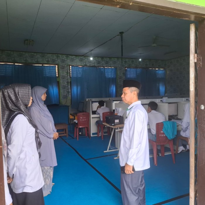 Waka Kurikulum MAN 1 Bungo Dampingi Monitoring TKA