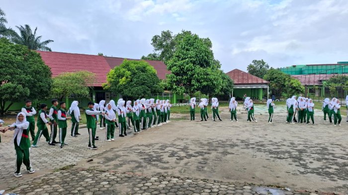 Siswa MAN 1 Bungo Tetap Senam Pagi Meski Hujan