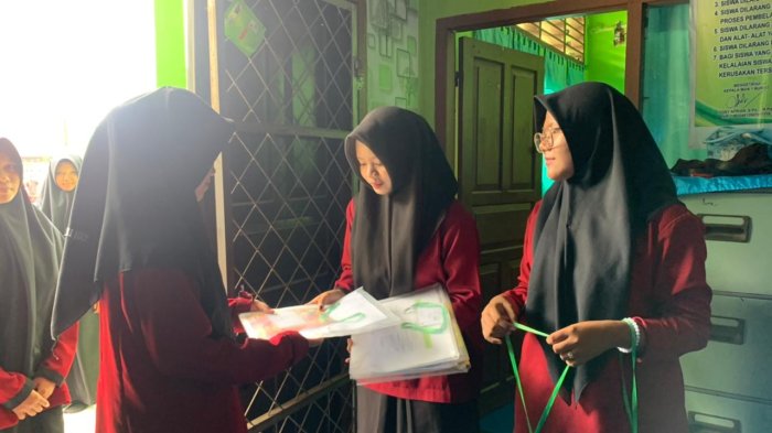 ICT Club MAN 1 Bungo Bagikan ATK di Workshop Literasi Digital