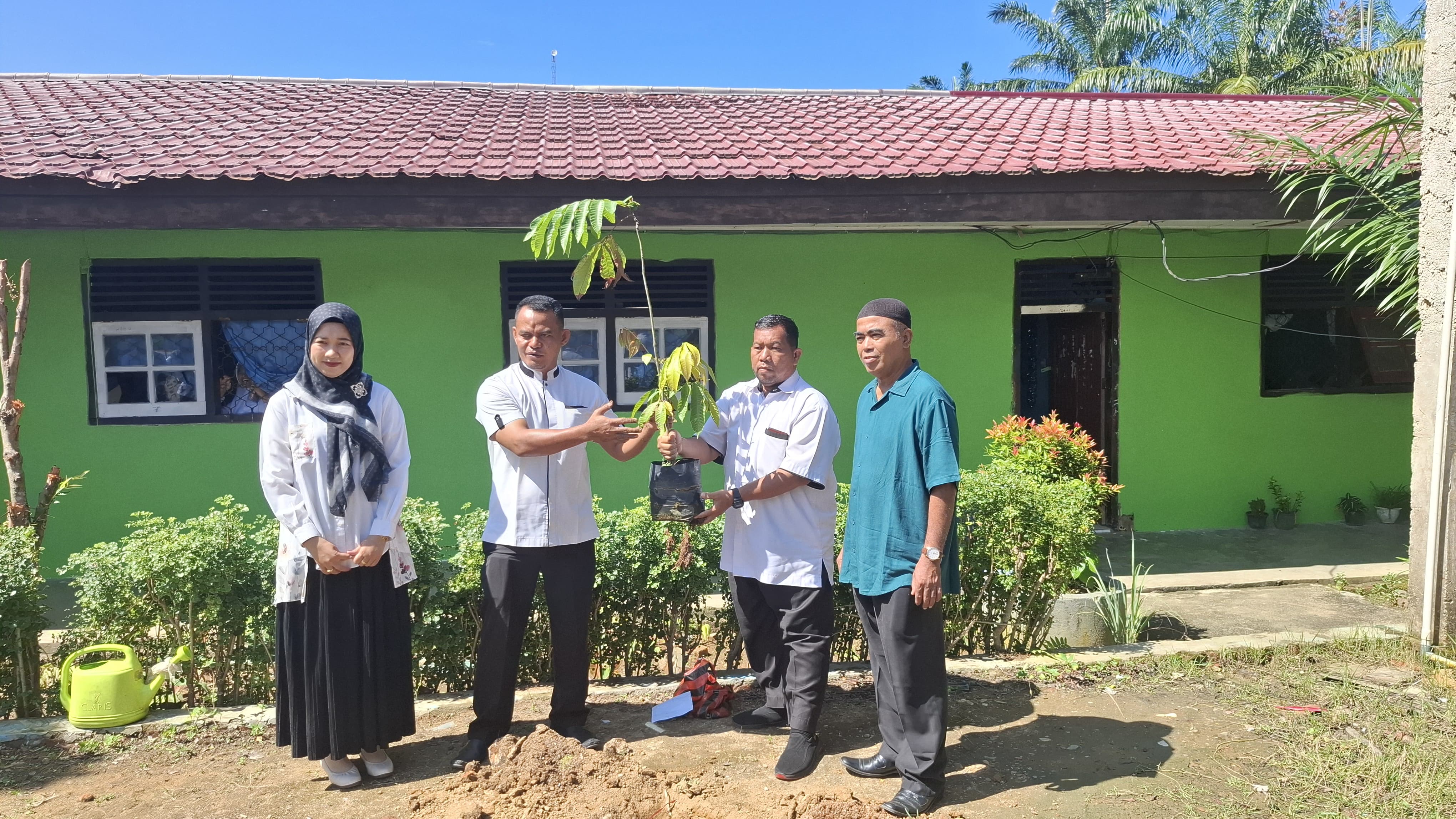 MAN 1 Bungo Implementasikan Gerakan Penanaman Satu Juta Pohon Matoa