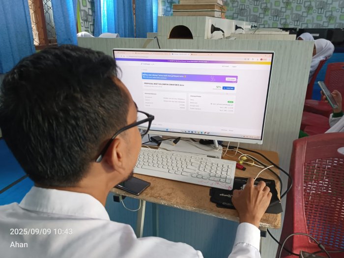 Cegah plagiarisme, guru pembimbing riset MAN 1 Bungo lakukan pemeriksaan karya siswa dengan aplikasi Turnitin.