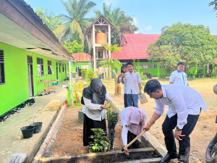 Guru Wali Kelas Fase E MAN 1 Bungo Gotong Royong Percantik Taman Kelas Demi Lingkungan Asri Guru Wali Kelas Fase E MAN 1 Bungo Gotong Royong Percantik Taman Kelas Demi Lingkungan Asri