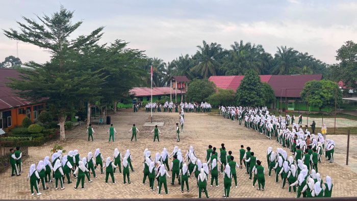 OSIM MAN 1 Bungo Pimpin Kegiatan Senam Sabtu Pagi, Ciptakan Suasana Madrasah yang Sehat dan Energik