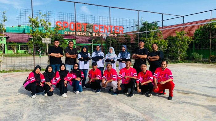 Tim Hitam Putih Unggul, Siap Bertarung di Final Lomba Voli Campuran Guru MAN 1 Bungo