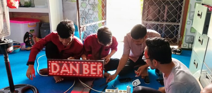 Siswa MAN 1 Bungo Rakit Papan Running Text LED