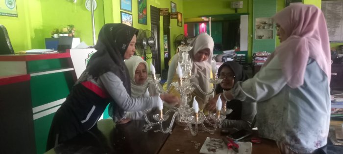 Guru MAN 1 Bungo Gotong Royong Rakit Lampu Hias Musala