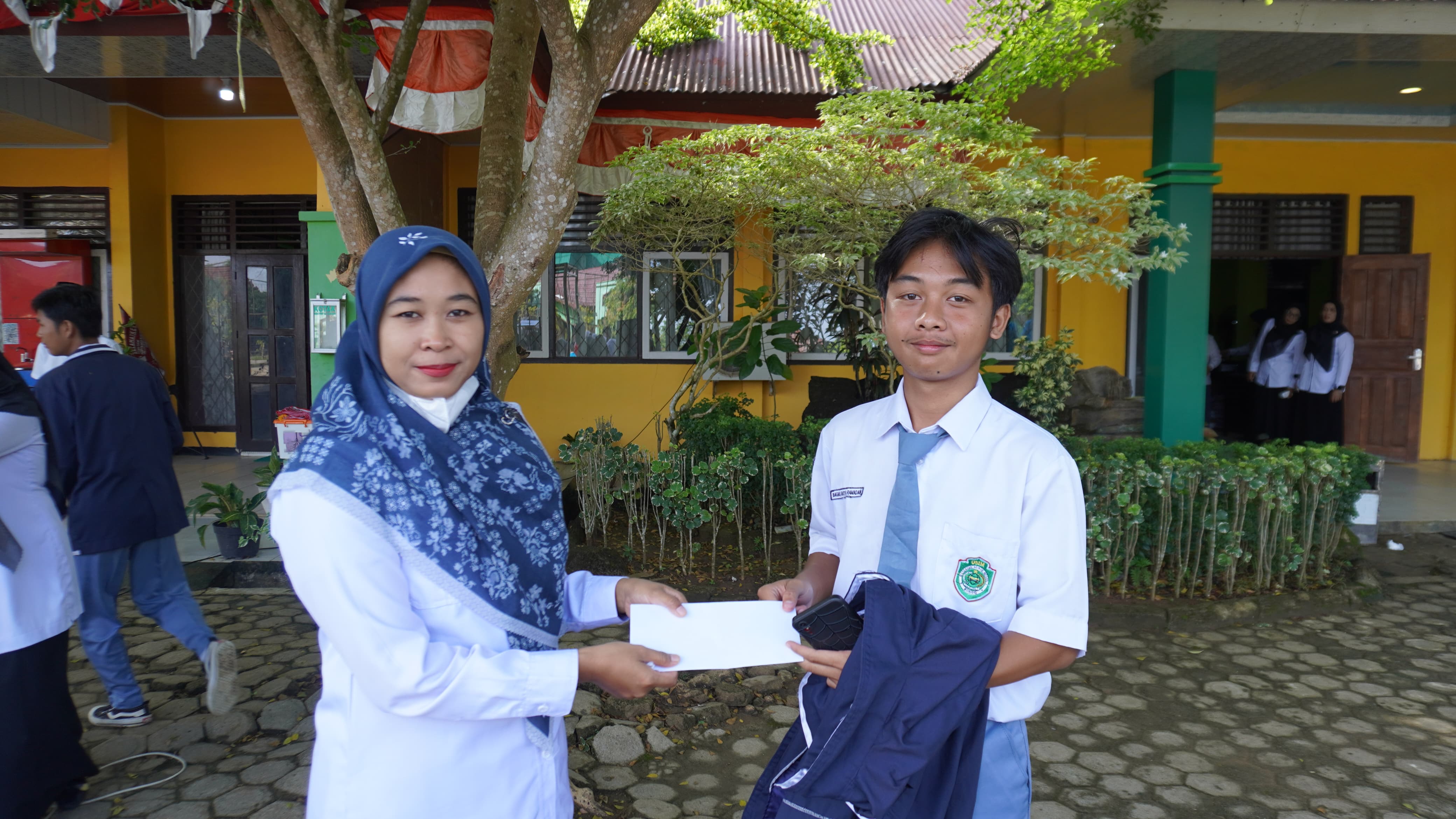 2 SISWA MAN 1 BUNGO PLUS KETERAMPILAN RAIH HADIAH PEMENANGÂ GIVEAWAY