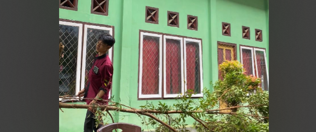 Gotong Royong Taman Kelas XI Bahasa: Menumbuhkan Kepedulian Lingkungan dan Kebersamaan