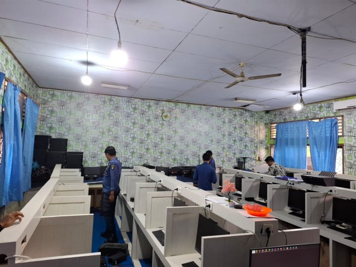 Damkar Kabupaten Bungo Evakuasi Ular yang Masuk ke Laboratorium TIK MAN 1 Bungo.