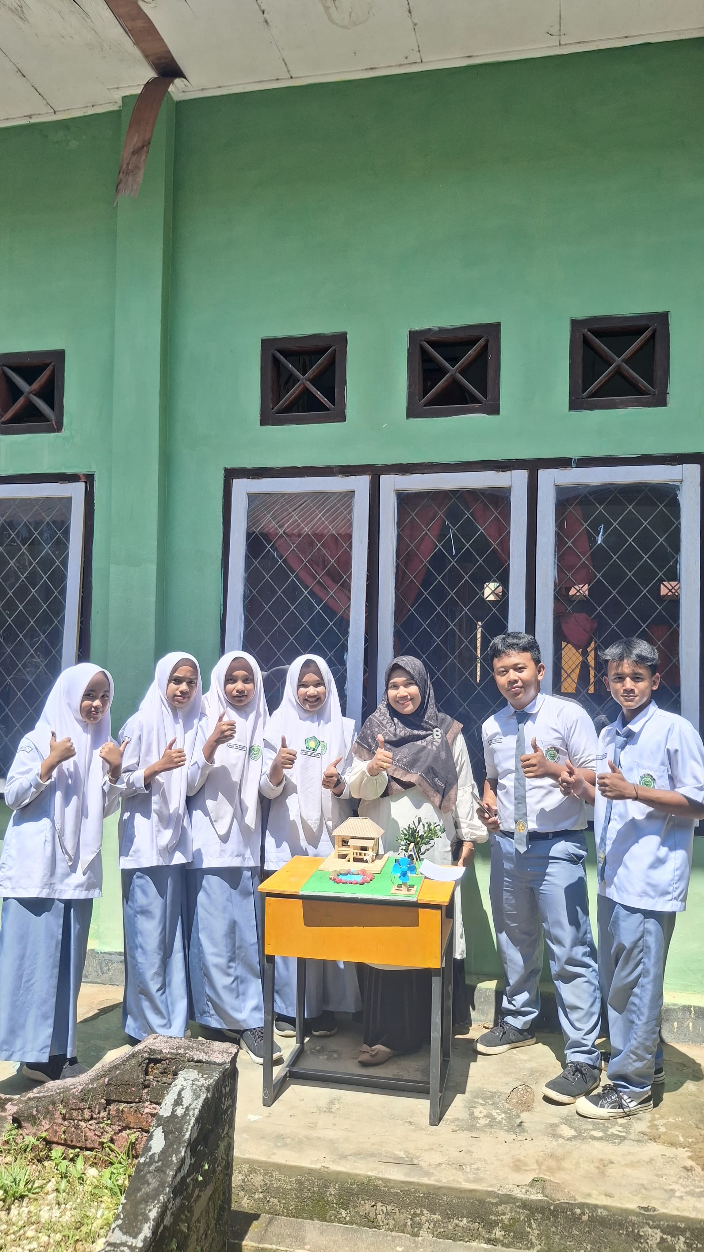 Siswa MAN 1 Bungo Praktikkan Pembuatan Miniatur Pembangkit Listrik Alternatif