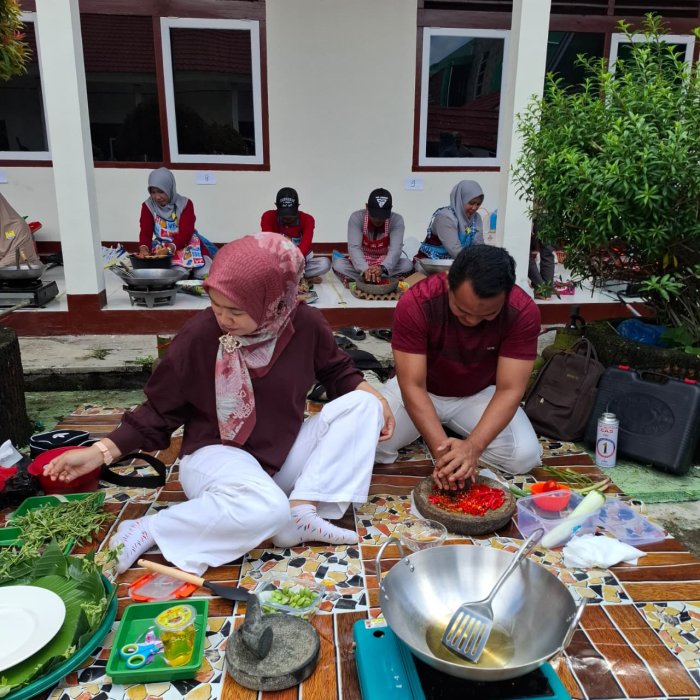 Kepala MAN 1 Bungo dan Ibu DWP Ikuti Lomba Masak Sambal Telur