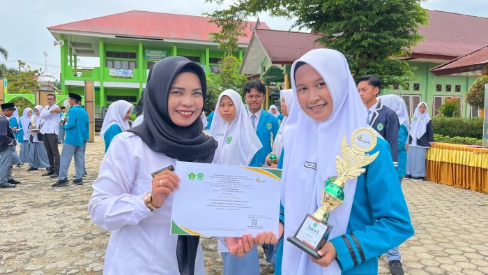 XI MIPA 2 Raih Juara Pertama Lomba Tari Kreasi Porseni MAN 1 Bungo