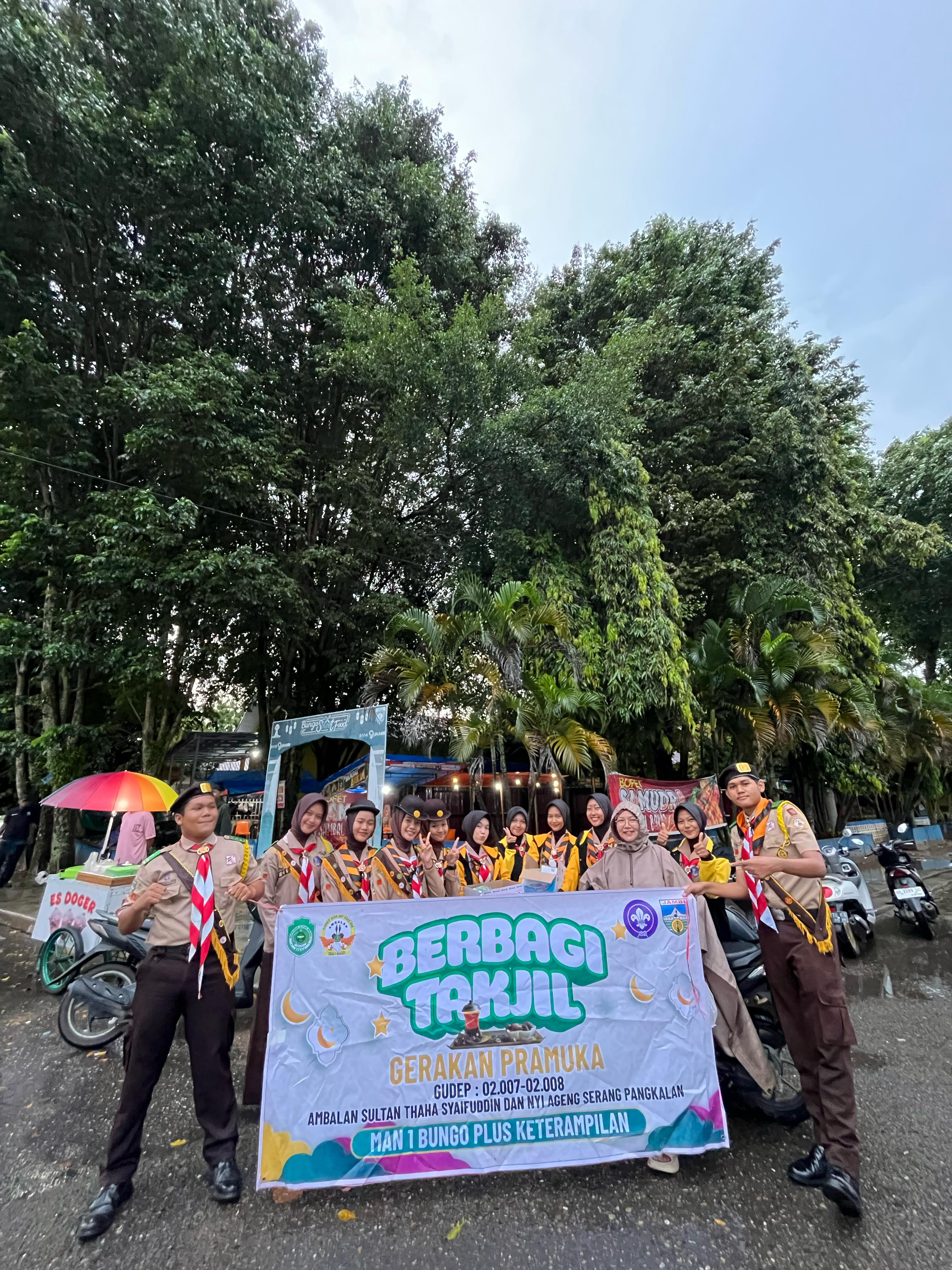 Gerakan Pramuka MAN 1 Bungo Plus Keterampilan Berbagi Takjil di Bulan Ramadhan