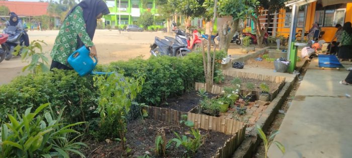Siswa MAN 1 Bungo Rawat Taman Kelas Wujudkan Kurikulum Cinta Lingkungan