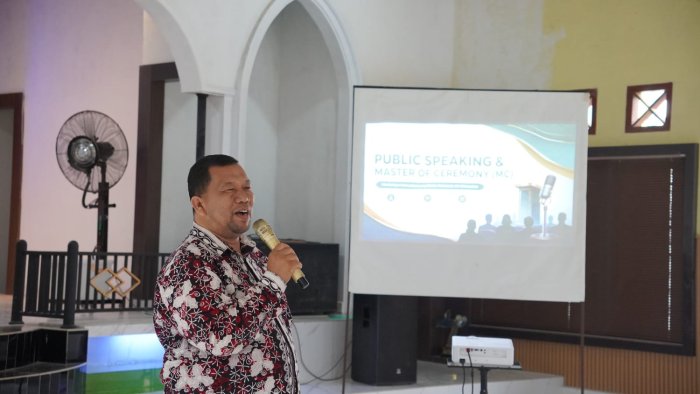 Waka Humas MAN 1 Bungo Berikan Materi Public Speaking dan MC untuk Calon Duta Madrasah Waka Humas MAN 1 Bungo Berikan Materi Public Speaking dan MC untuk Calon Duta Madrasah
