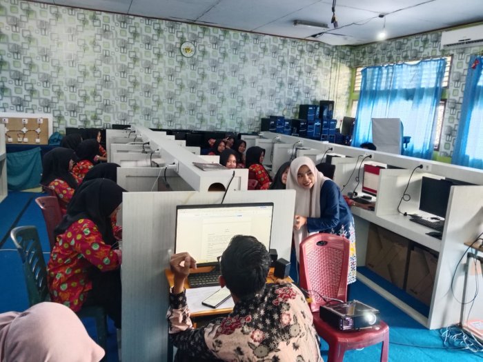 Mahasiswa Universitas Muhammadiyah Bungo Ajarkan Desain Grafis di MAN 1