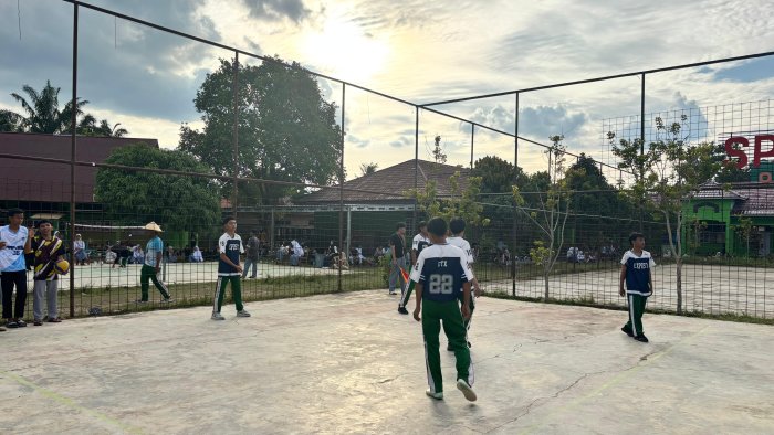 X MIPA 3 Tantang XI MIPA 2 di Laga Perdana Voli Putra Porseni