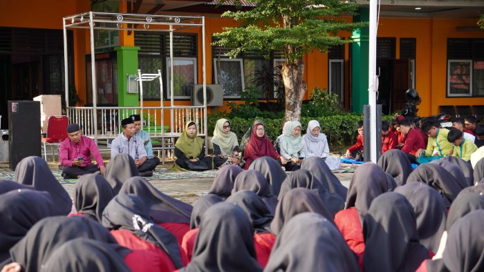Pembina ROHIS, Kepala Labor Agama, dan Guru MAN 1 Bungo Laksanakan Pembacaan Surah Yasin Bersama Pembina ROHIS, Kepala Labor Agama, dan Guru MAN 1 Bungo Laksanakan Pembacaan Surah Yasin Bersama