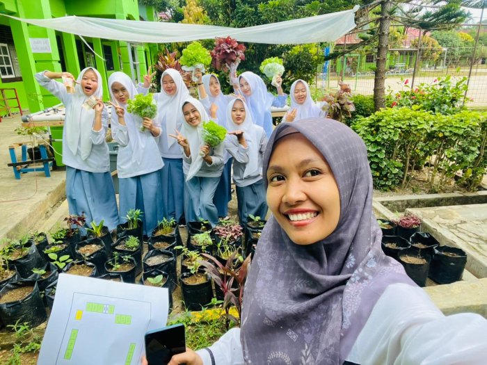 Siswa MAN 1 Bungo Panen Selada Hidroponik