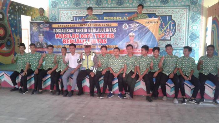 Satuan Lalu Lintas Polres Bungo Adakan Sosialisasi Tertib Berlalu Lintas di MAN 1 Bungo