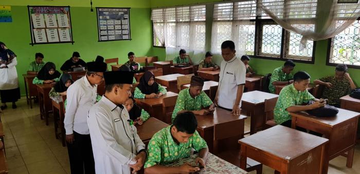 KEMENAG MONEV UAS-CBT MENGGUNAKAN SMARTPHONE DI MAN 1 BUNGO