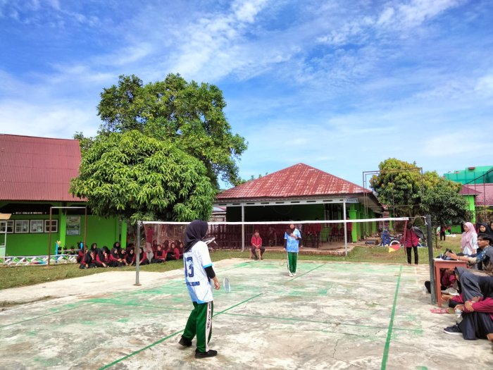 Pertandingan Seru Badminton Putra IPA vs IPS di Porseni XI