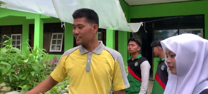 MAN 1 Bungo Panen Kangkung Hidroponik Binaan Guru dan OSIM