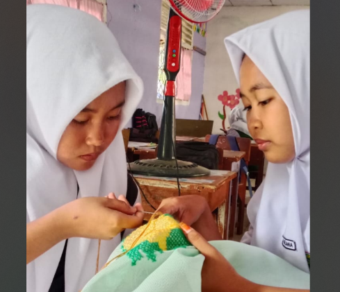 KEGIATAN MENYULAM DALAM RANGKA P5 SEBAGAI PELESTARIAN KEARIFAN LOKAL