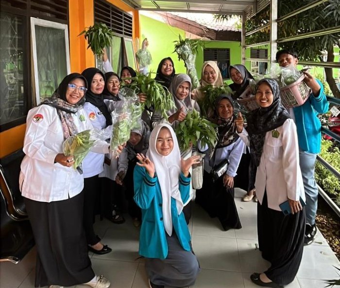 Guru MAN 1 Bungo Dukung Hasil Hidroponik Siswa Guru MAN 1 Bungo Dukung Hasil Hidroponik Siswa