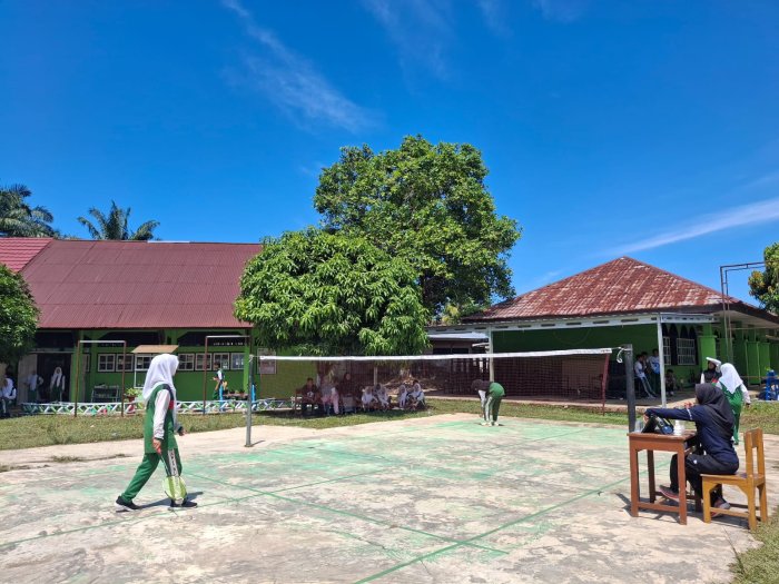 Pertandingan Badminton Putri Porseni MAN 1 Bungo Semakin Seru