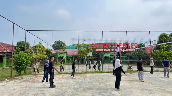Menang di Babak Penyisihan, Tim Ustad Saimun dan Pak Eko Melaju ke Final Voli Guru MAN 1 Bungo