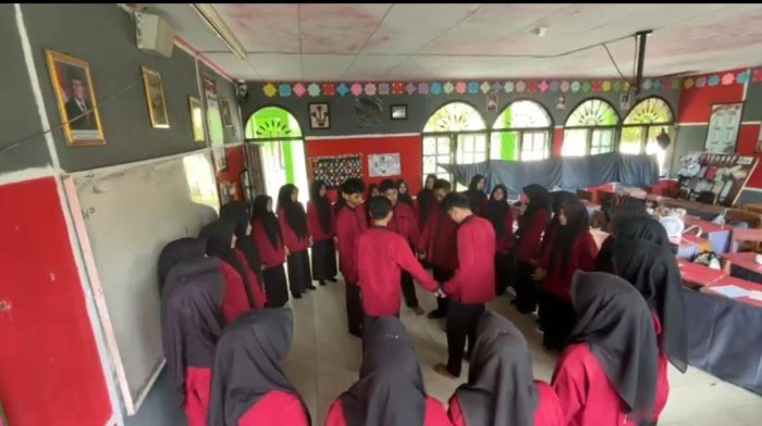 Siswa XI MIPA 2 MAN 1 Bungo Rayakan Selebrasi Usai Latihan Teater