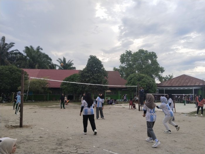 XII IPS 3 Tundukkan X IPS 1 di Laga Voli Putri PORSENI