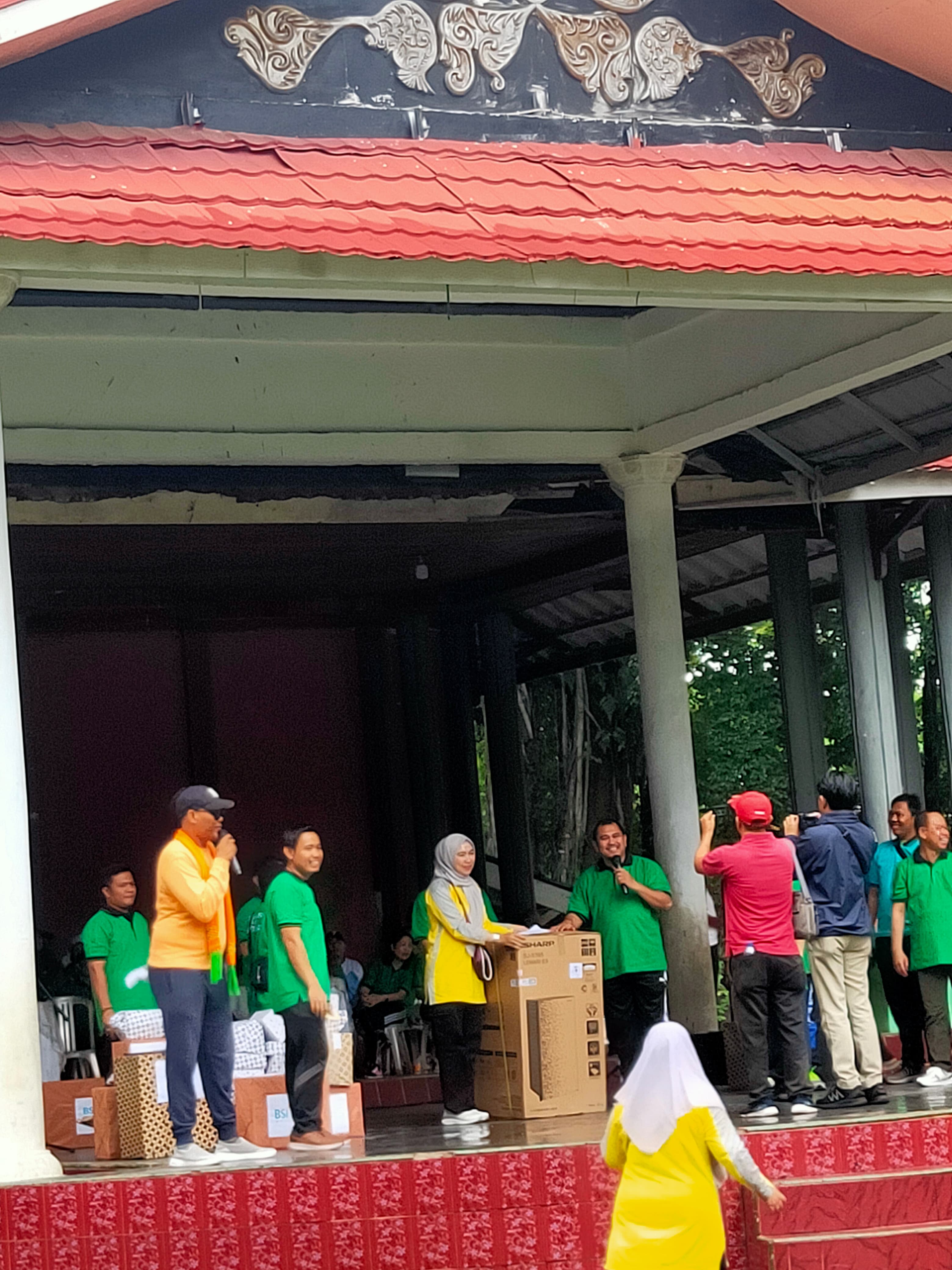 HIPSRI GURU MAN 1 BUNGO PLUS KETERAMPILAN RAIH HADIAH KULKAS PADA KEGIATAN JALAN SANTAI HAB KEMENAG KE-79 TAHUN 2025