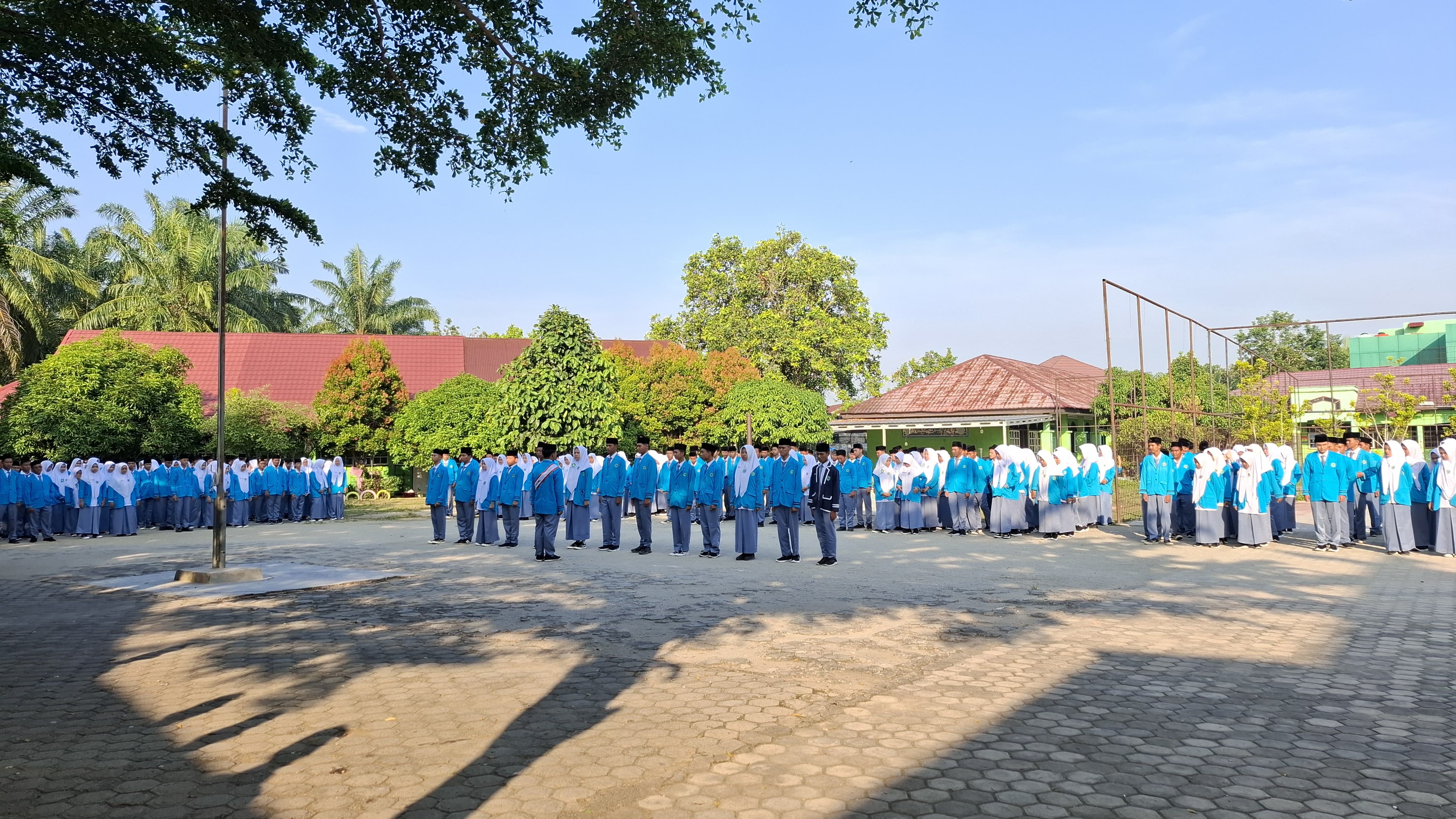 MAN 1 BUNGO PLUS KETERAMPILAN LAKSANAKAN UPACARA BENDERA SENIN SEKALIGUS UPACARA MEMPERINGATI HARI SUMPAH PEMUDA KE-96 TAHUN 2024