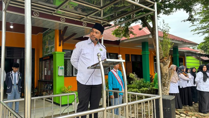 Tim Ekstrakurikuler MAN 1 Bungo Pimpin Upacara Khidmat