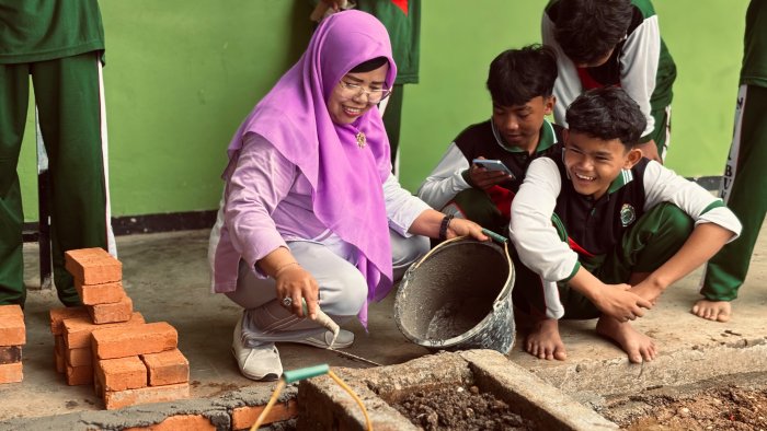 Siswa dan Guru MAN 1 Bungo Gotong Royong Percantik Taman Siswa dan Guru MAN 1 Bungo Gotong Royong Percantik Taman