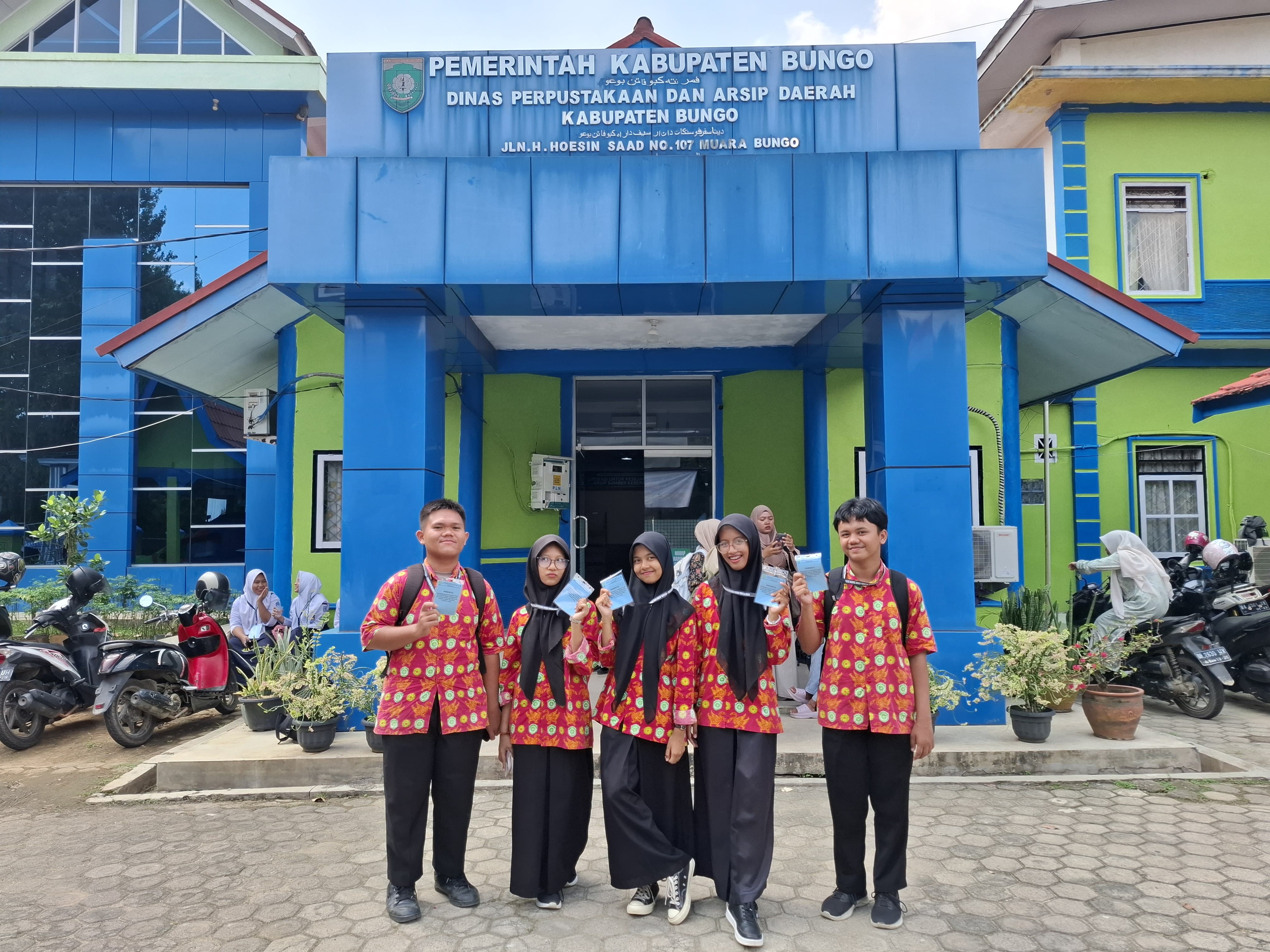 5 SISWA MAN 1 BUNGO IKUTI PEMBEKALAN PEMBUATAN RESENSI BUKU BERBASIS KOLEKSI PERPUSTAKAAN 2025