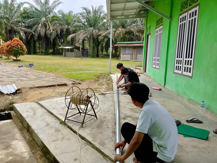 Praktik Kerja Siswa MAN 1 Bungo di MTsN 6 Fokus Pembuatan Pagar Sekolah