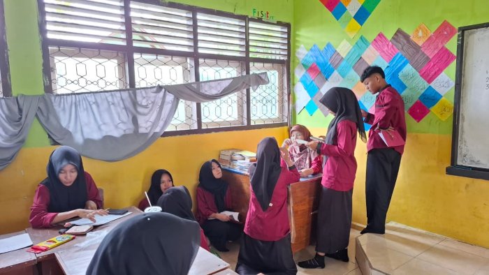 Wali Kelas XII IPA 2 Awasi Buku Merah Ibadah Jelang ASAS Ganjil