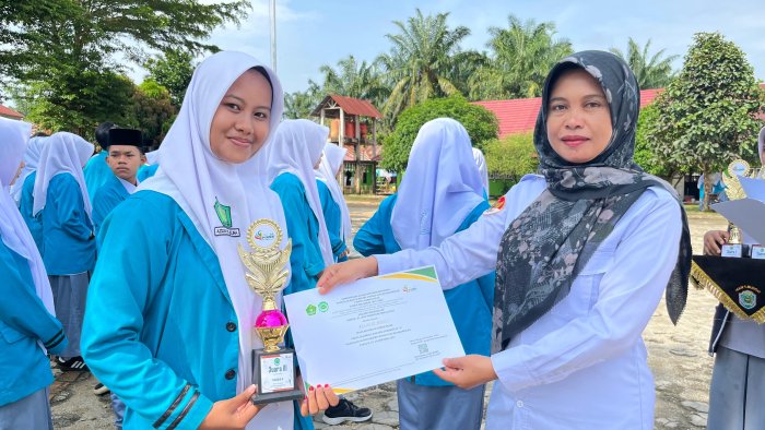 XI MIPA 3 Raih Juara Tiga Lomba Bazar Porseni MAN 1 Bungo