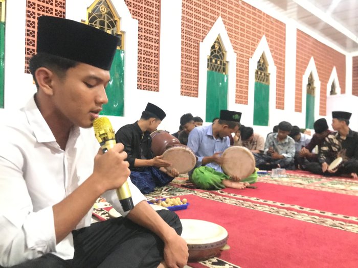 Siswa Asrama Almahera MAN 1 Bungo Meriahkan Peringatan Isra Miraj di Mushola Babussalam Perumnas Blok F