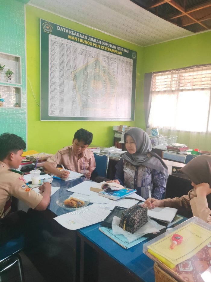 JELANG OMI 2025, GURU PEMBIMBING SAINS LAKUKAN BIMBINGAN INTENSIF UNTUK SISWA