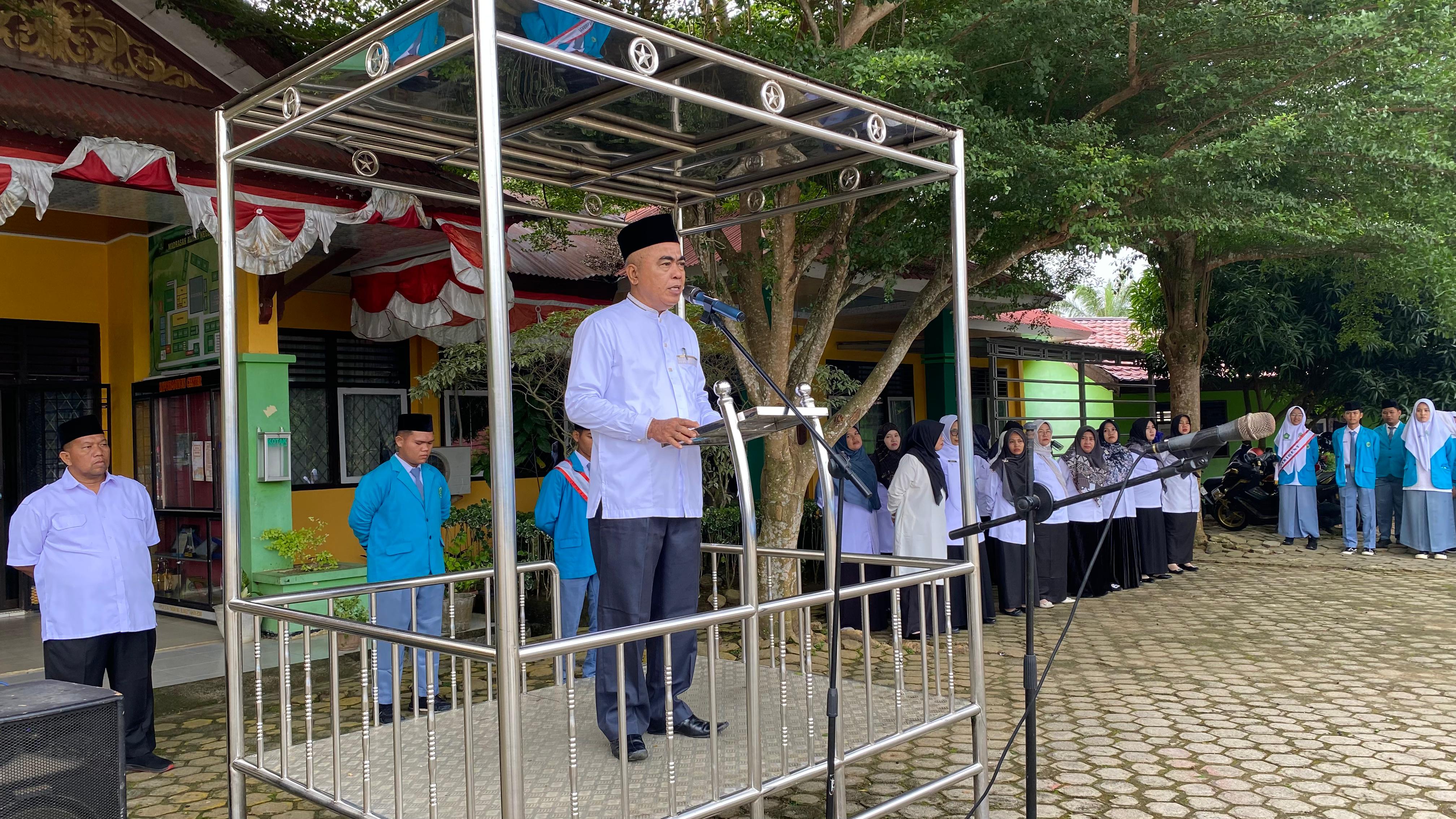 KETUA KOMITE MAN 1  BUNGO PLUS KETERAMPILAN AJAK SISWA TINGKATKAN DISIPLIN DAN AMALKAN ISI JANJI SISWA SERTA HORMATI GURUÂ DANÂ ORANGÂ TUA