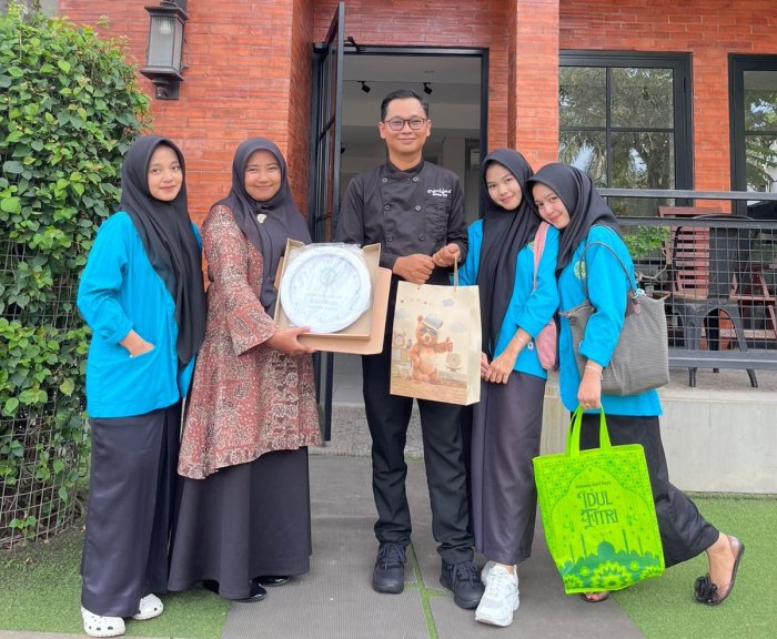 Guru MAN 1 Bungo Jemput Siswa PKL di Hotel Merlin
