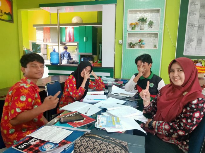 Guru MAN 1 Bungo Bimbing Siswa Lolos Olimpiade Nasional