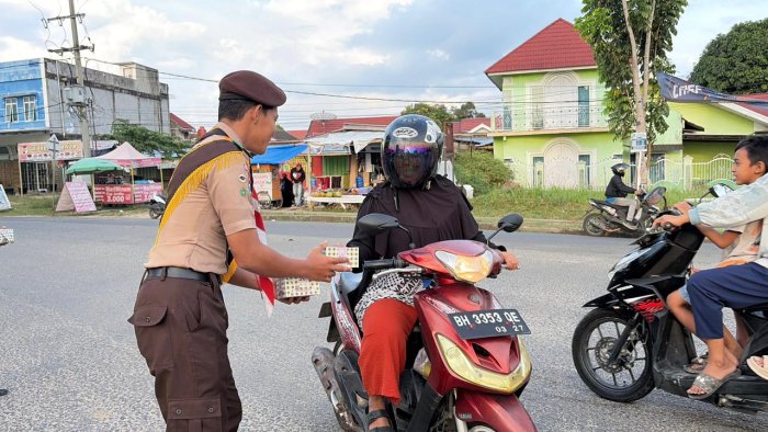 Pramuka MAN 1 Bungo Bagikan Takjil di Tiga Lokasi Strategis